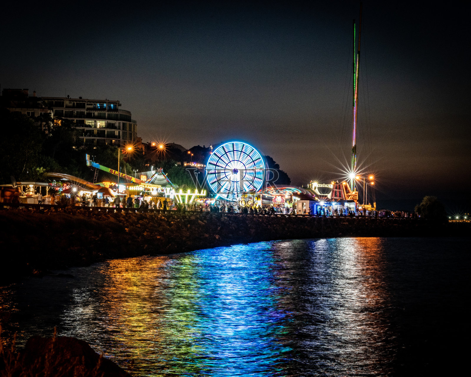 美丽的灯光反射在海上照片摄影图片