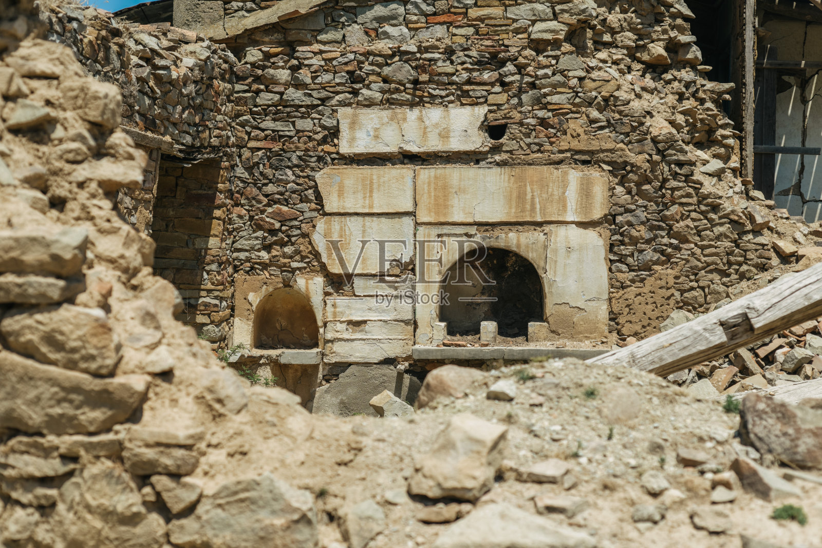 古老的石头建筑和废弃的村庄照片摄影图片