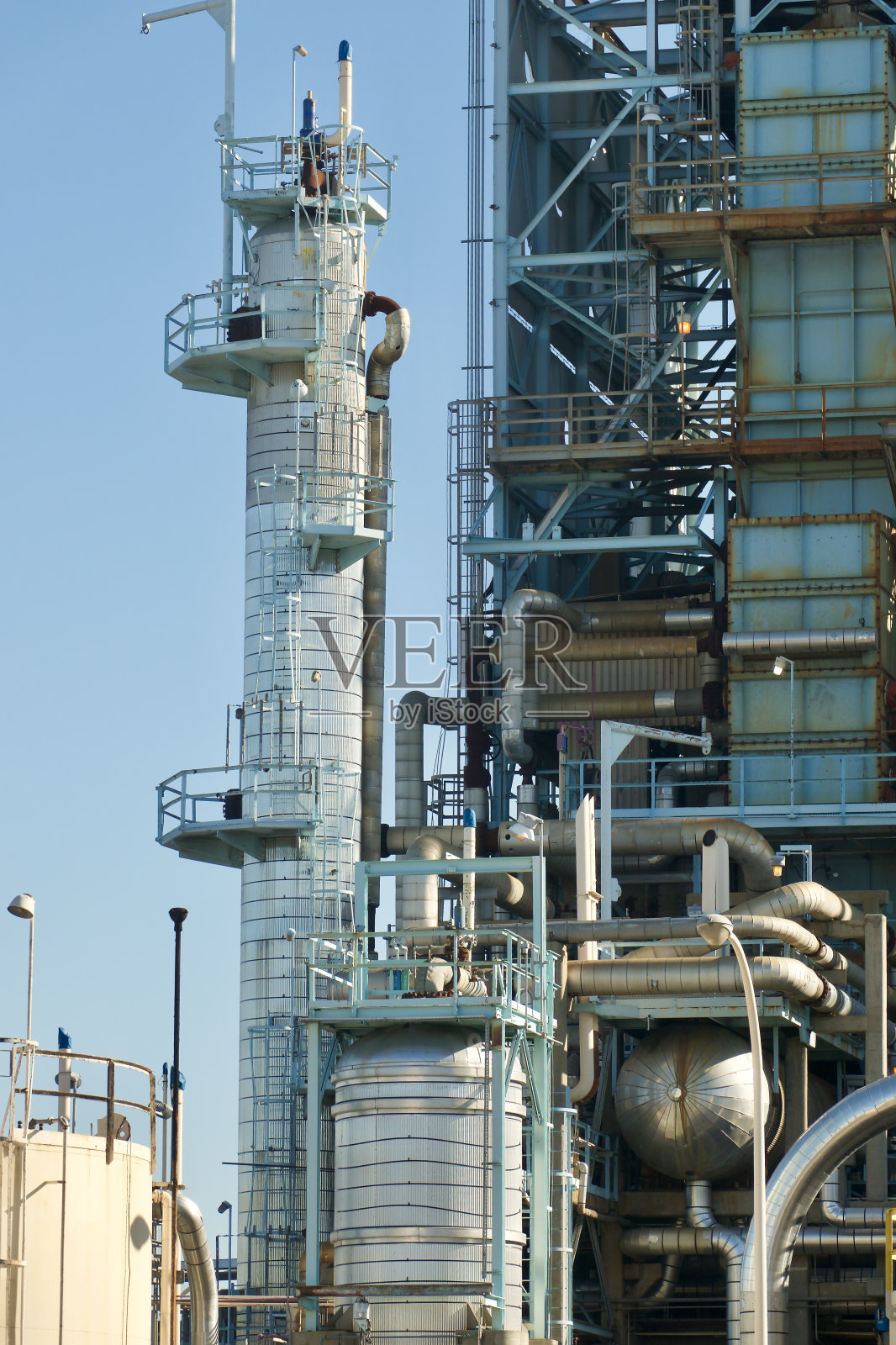炼油厂的重型机械和大烟囱照片摄影图片