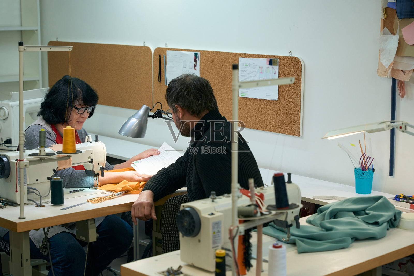 同事们，一男一女，他们考虑设计草图照片摄影图片