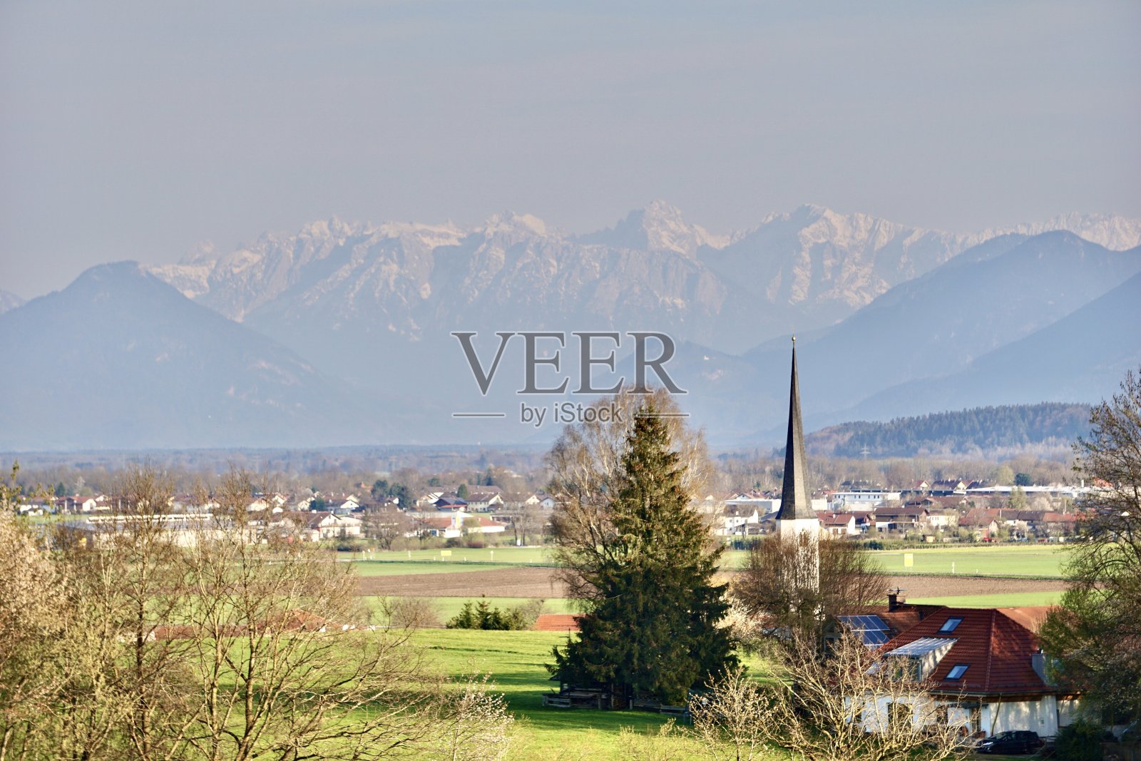 在深秋，贝希特斯加登阿尔卑斯山的草地、森林和迷雾山谷的景色是独一无二的。照片摄影图片