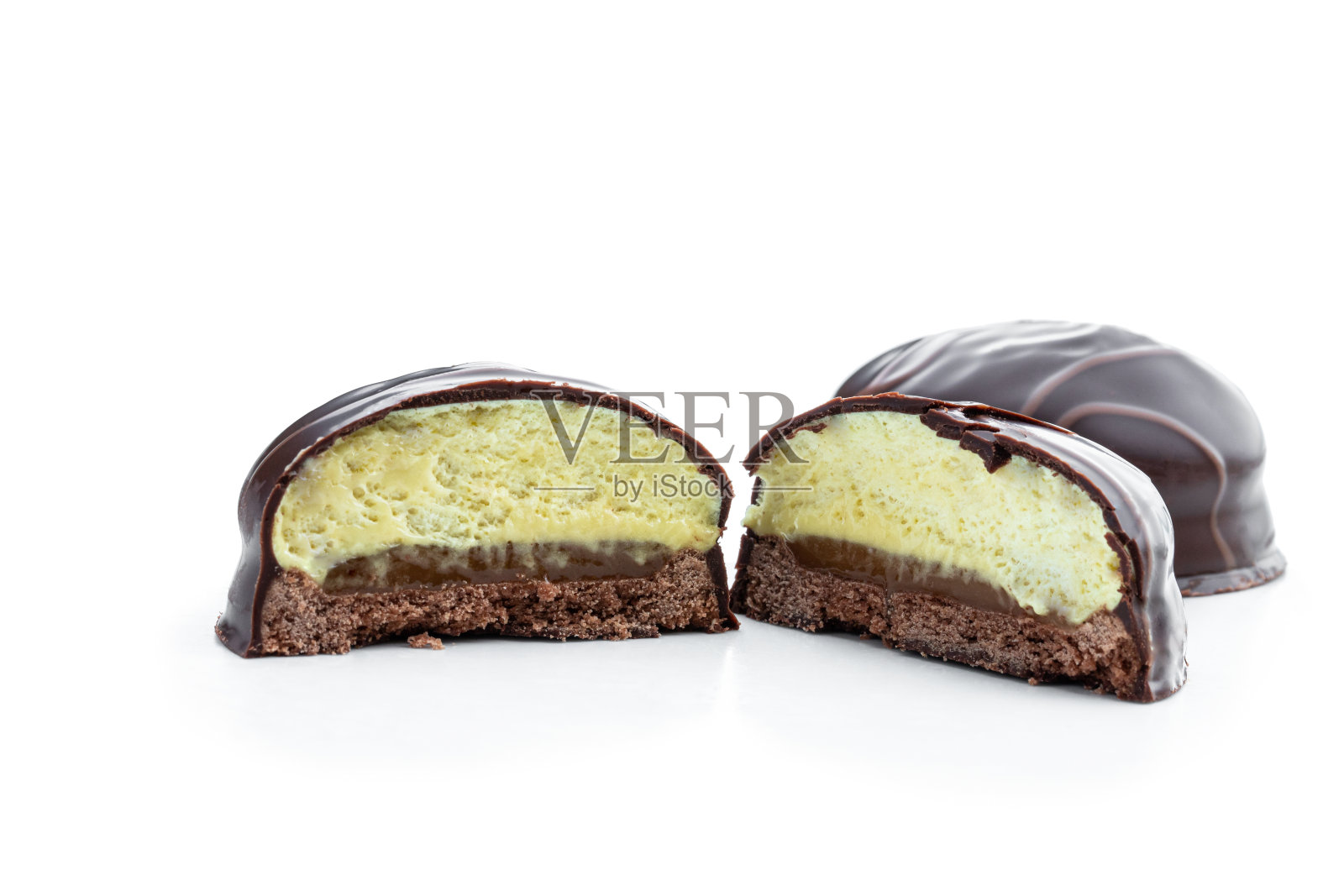 巧克力饼干和梨蛋奶酥隔离在白色照片摄影图片