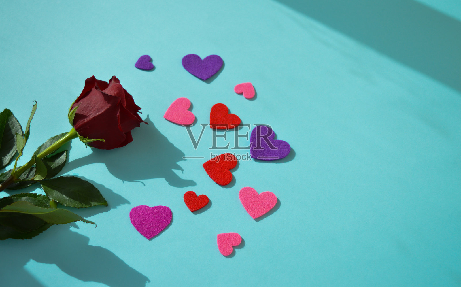 情人节背景，节日卡片与玫瑰和心形的感觉照片摄影图片