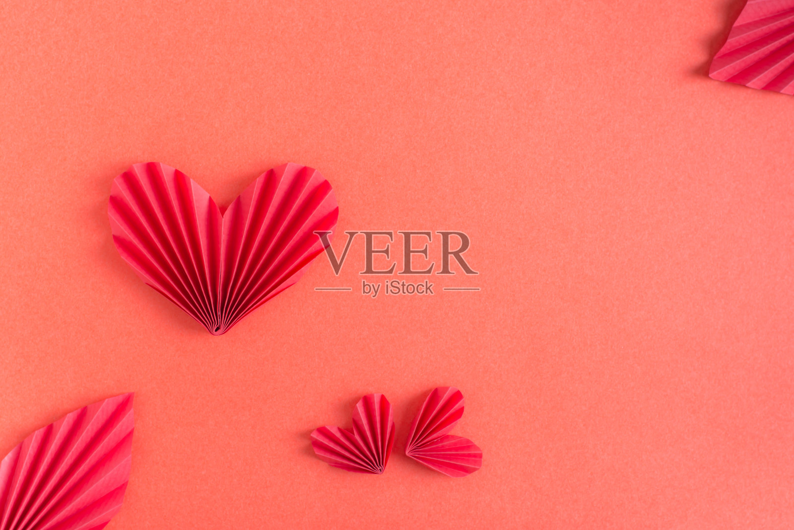 单色红色背景与折纸心和叶子。情人节照片摄影图片