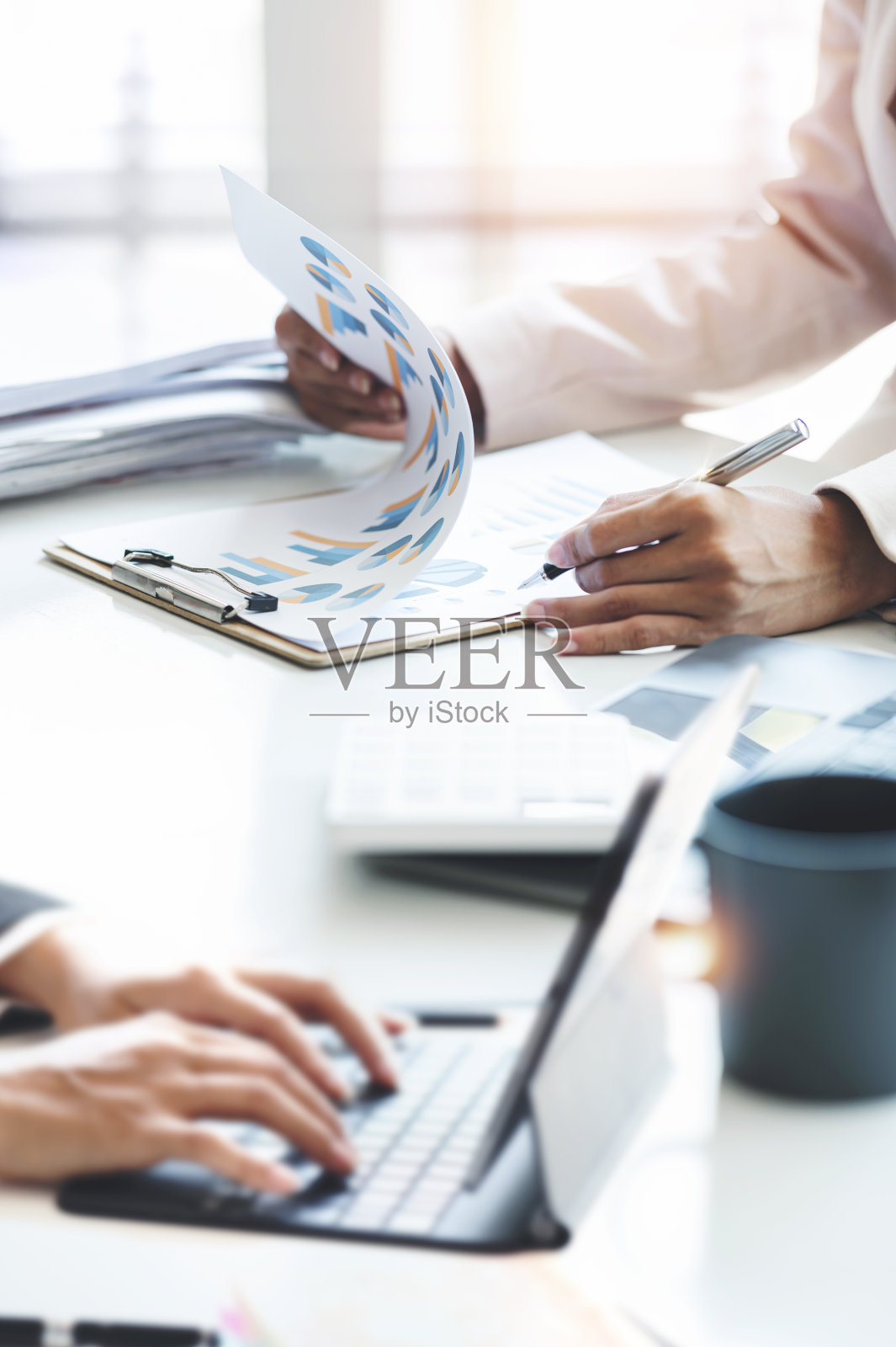 商务人士在办公室工作，用平板电脑和文档，做财务报告规划分析，商业计划投资，财务分析概念。照片摄影图片