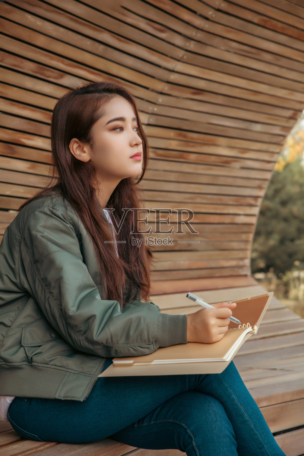 秋天的肖像，快乐的女孩在公园休息照片摄影图片