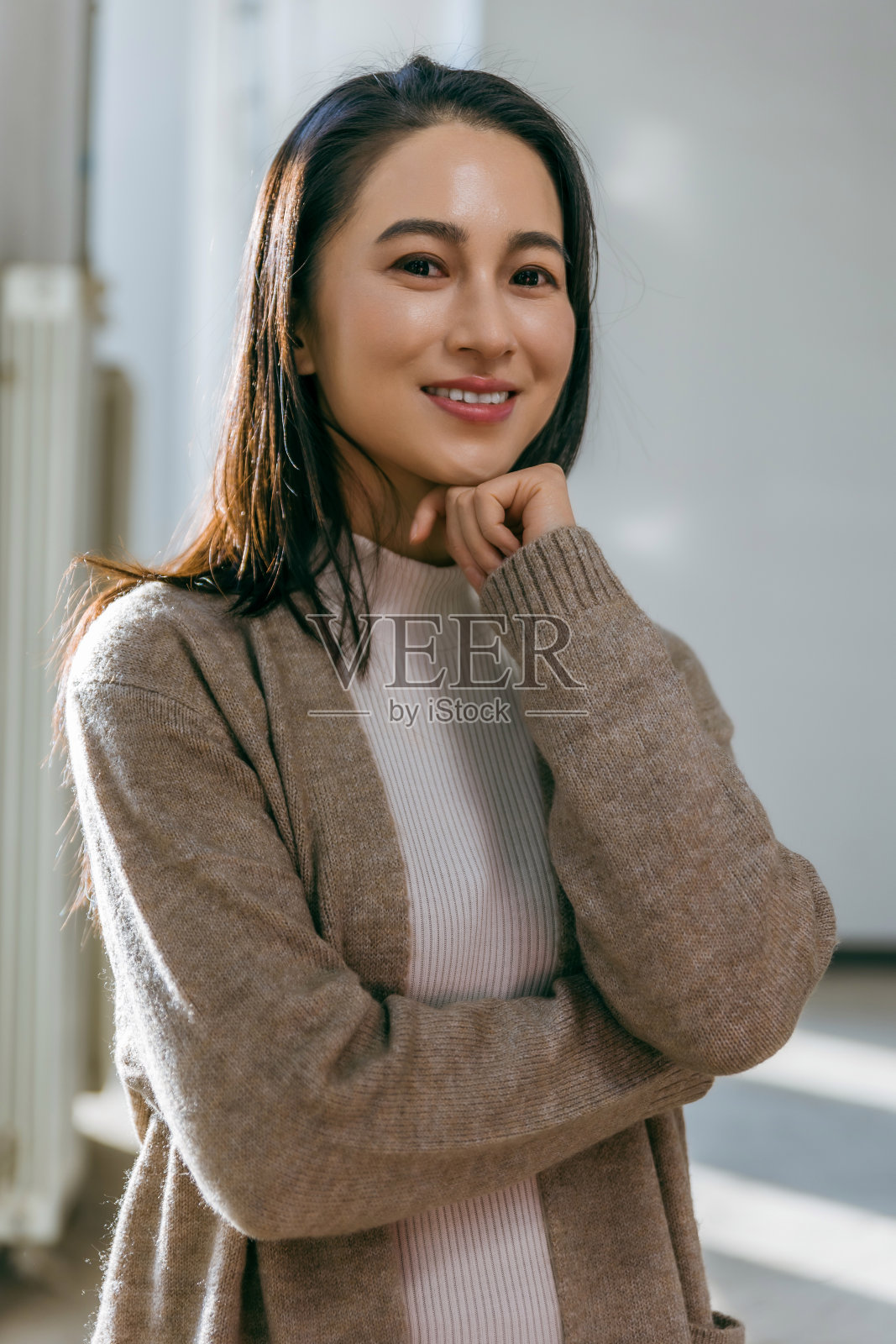 亚洲女商人走在街上的肖像照片摄影图片