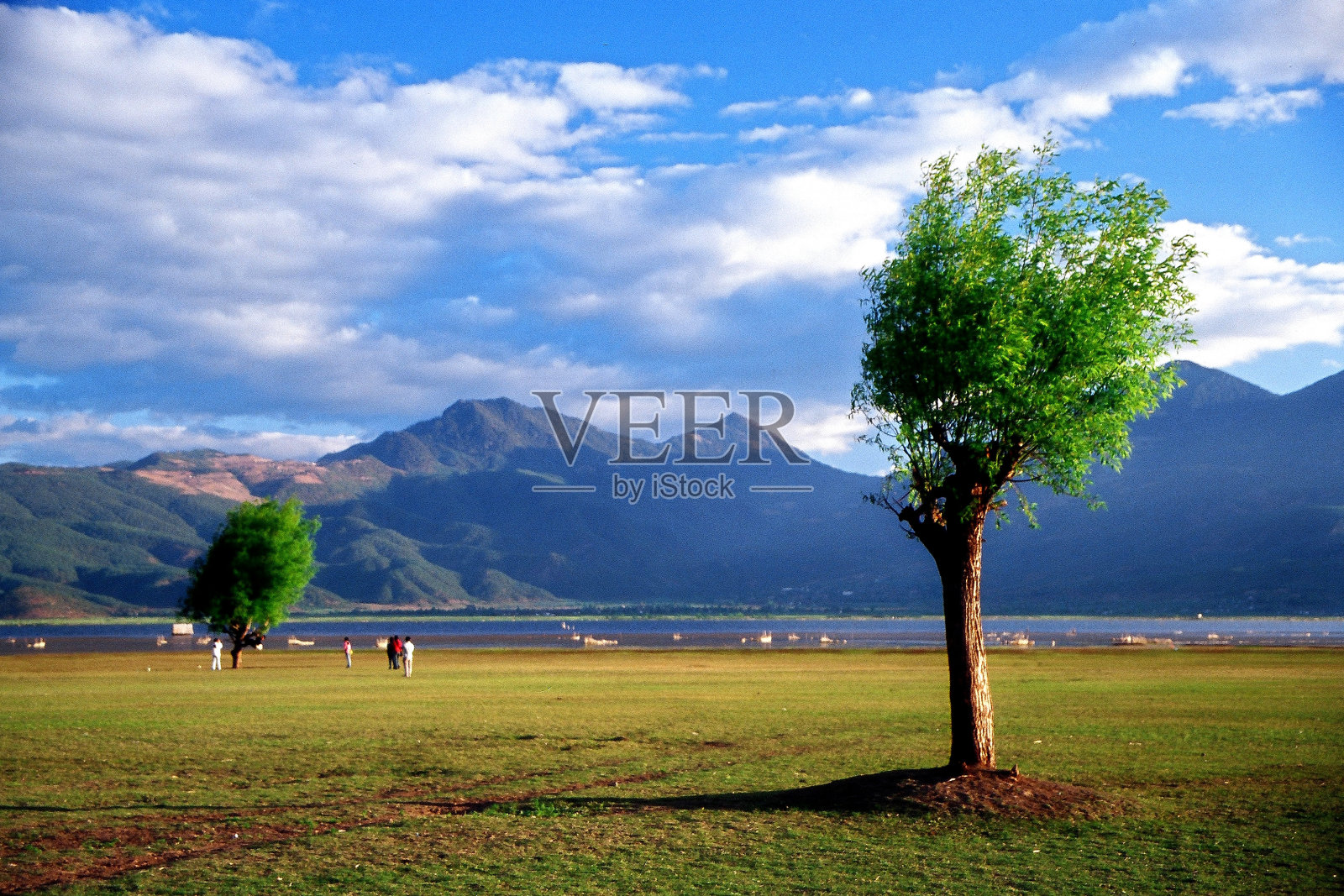 5月，游客参观拉石湖照片摄影图片