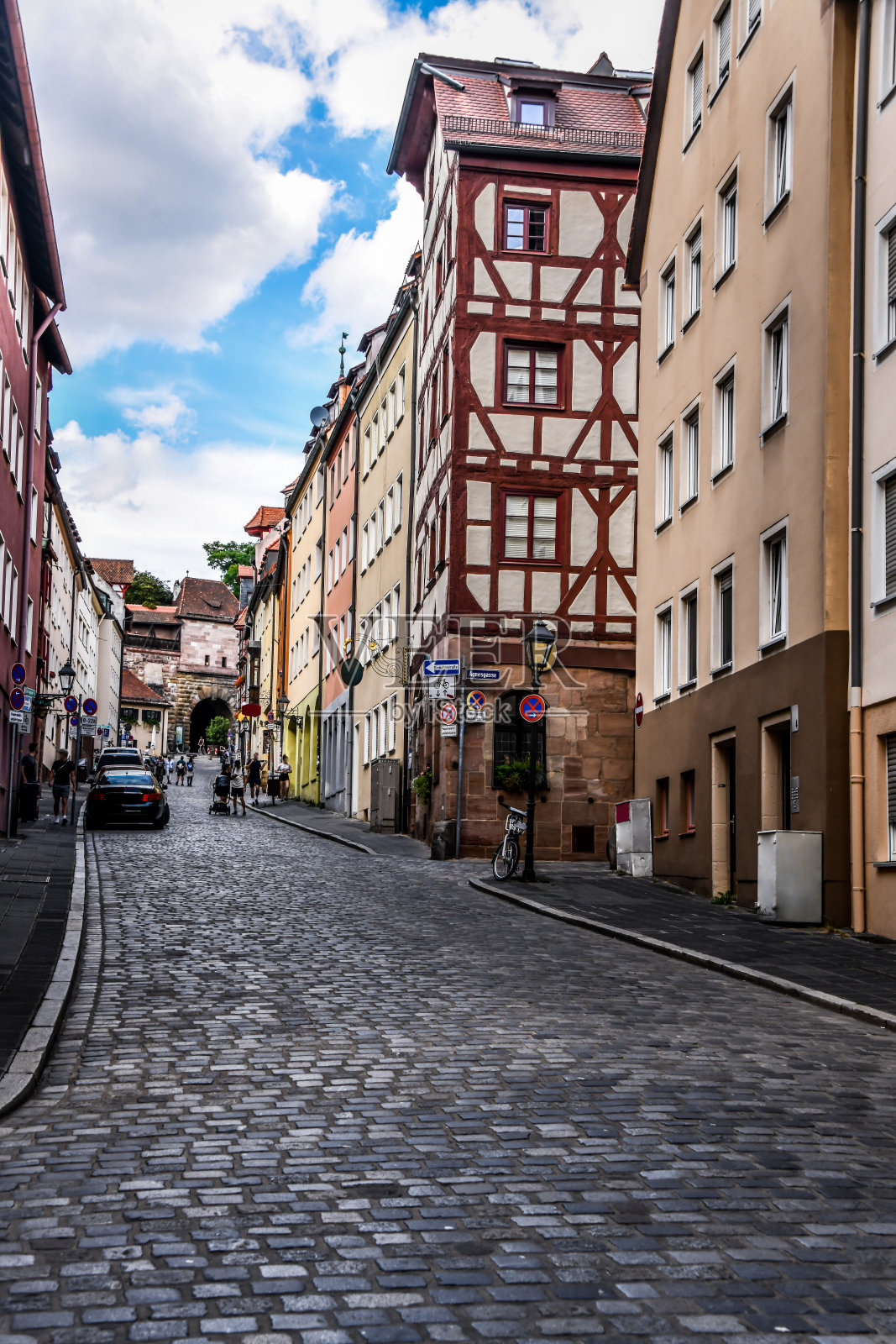 德国纽伦堡，通往Albrecht Durer住宅附近的上坡街道照片摄影图片