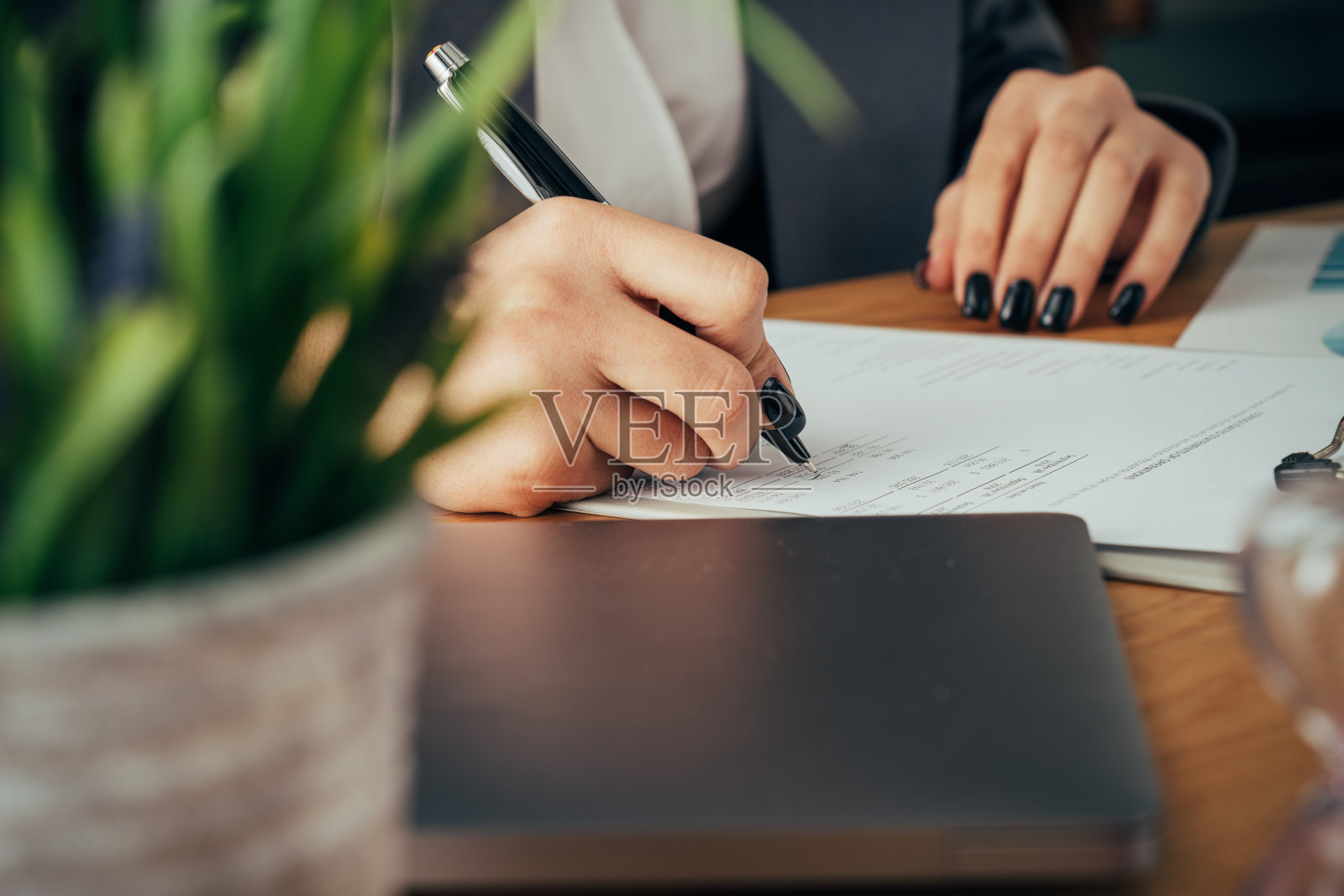 女商人正在签署合同或法律文件照片摄影图片