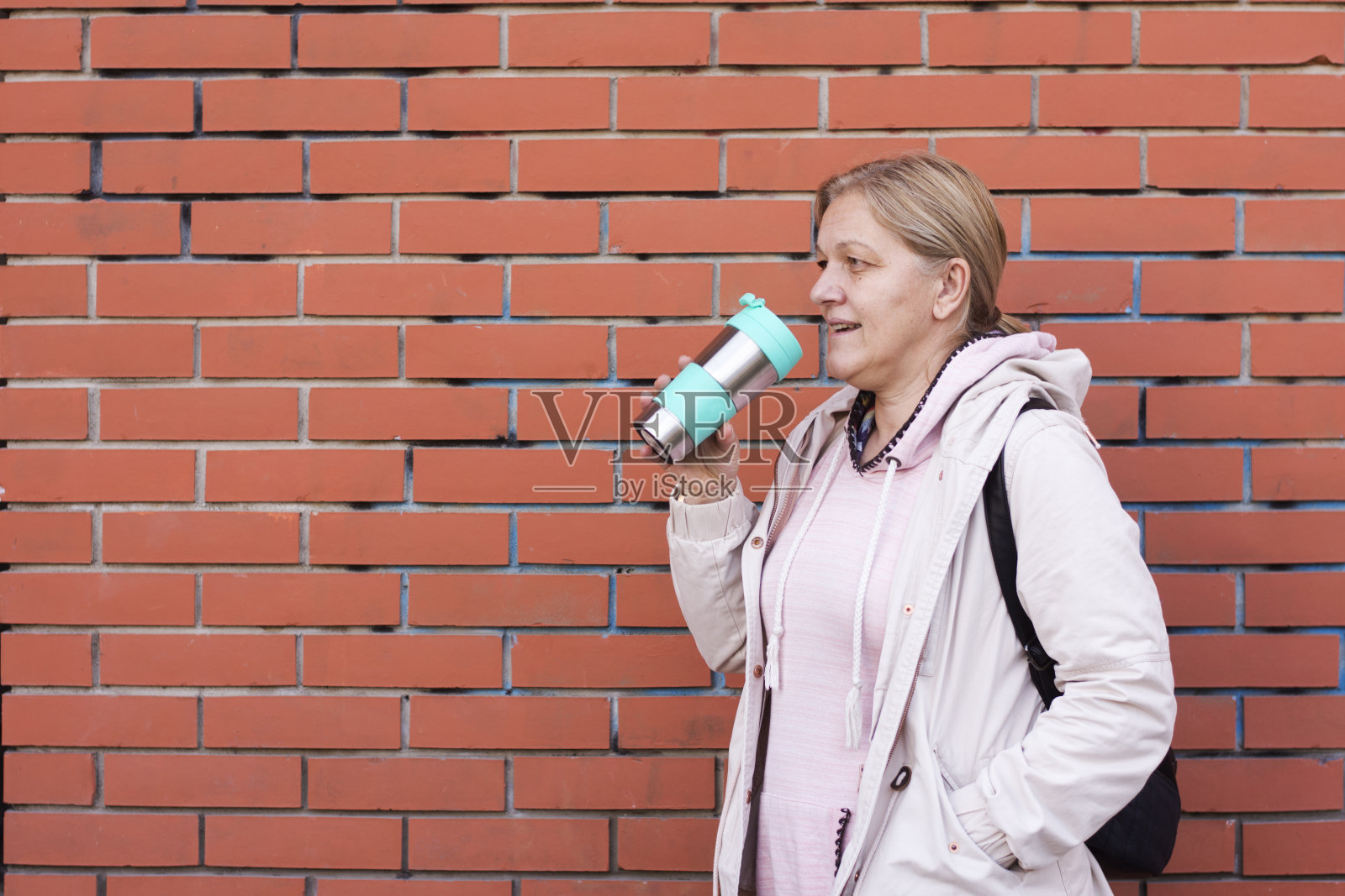 成熟女人喝外卖咖啡照片摄影图片