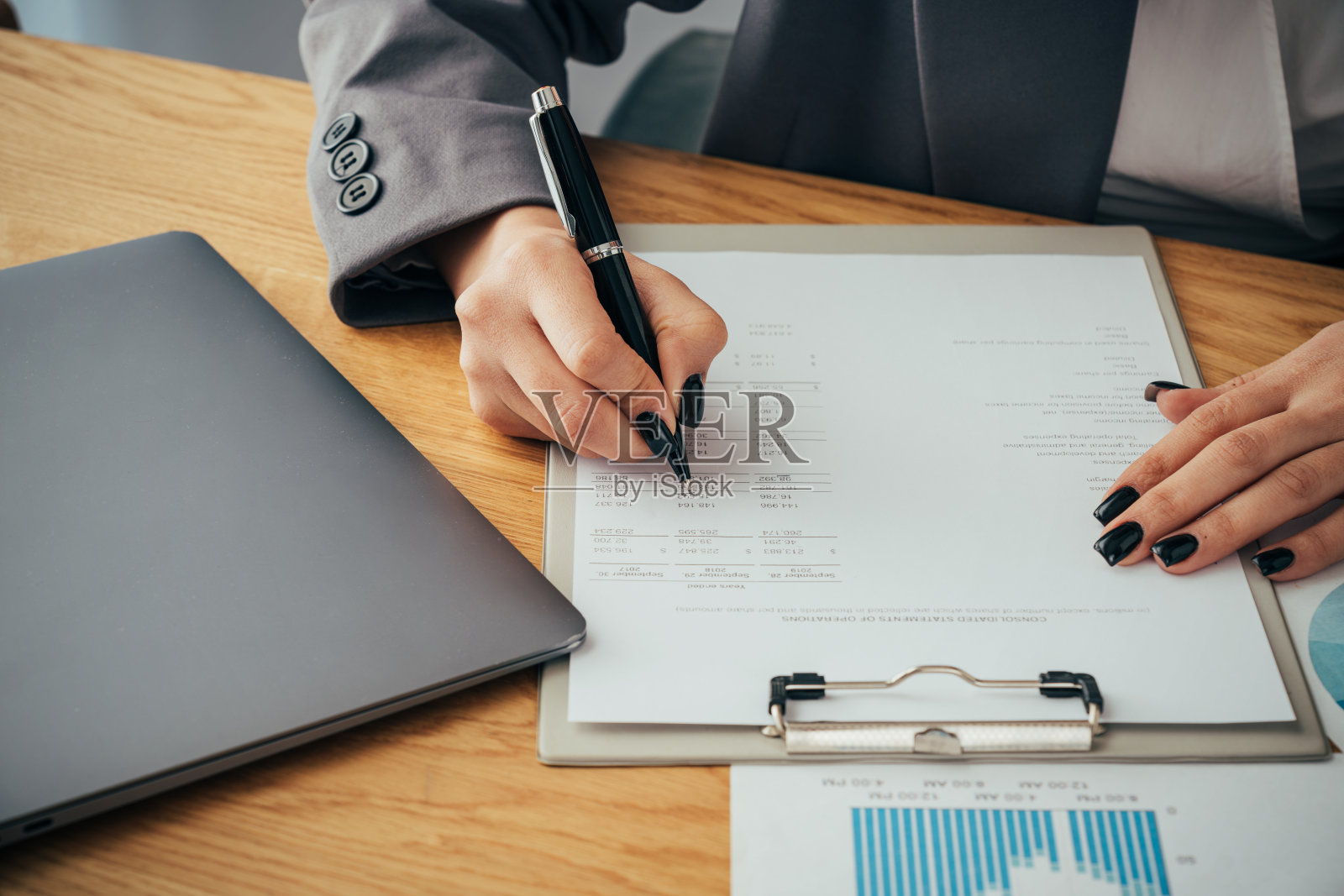 女商人正在签署合同或法律文件照片摄影图片