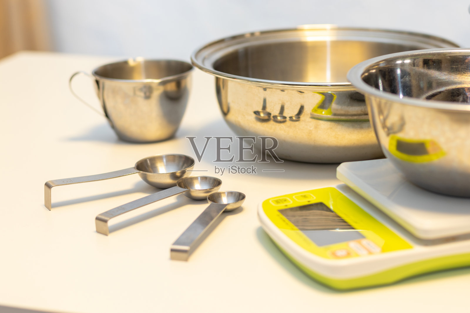 桌上摆放着各种厨房用具照片摄影图片