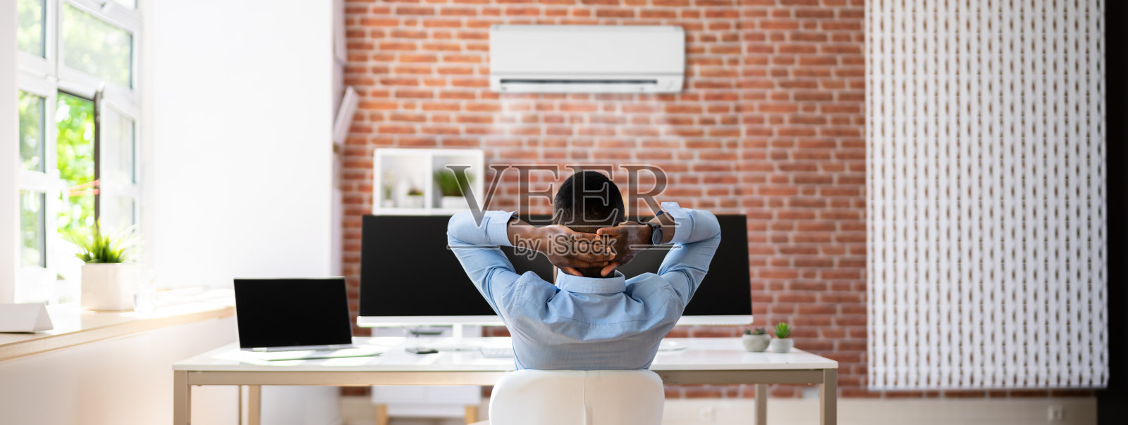 商人在办公室用空调放松照片摄影图片