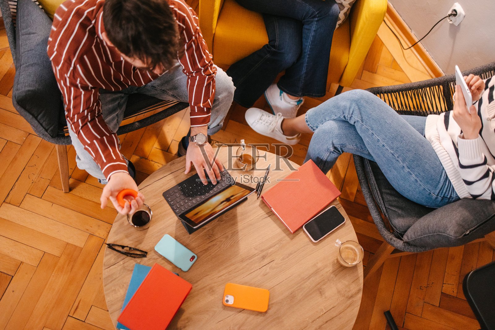 员工在工作时拿着压力球照片摄影图片