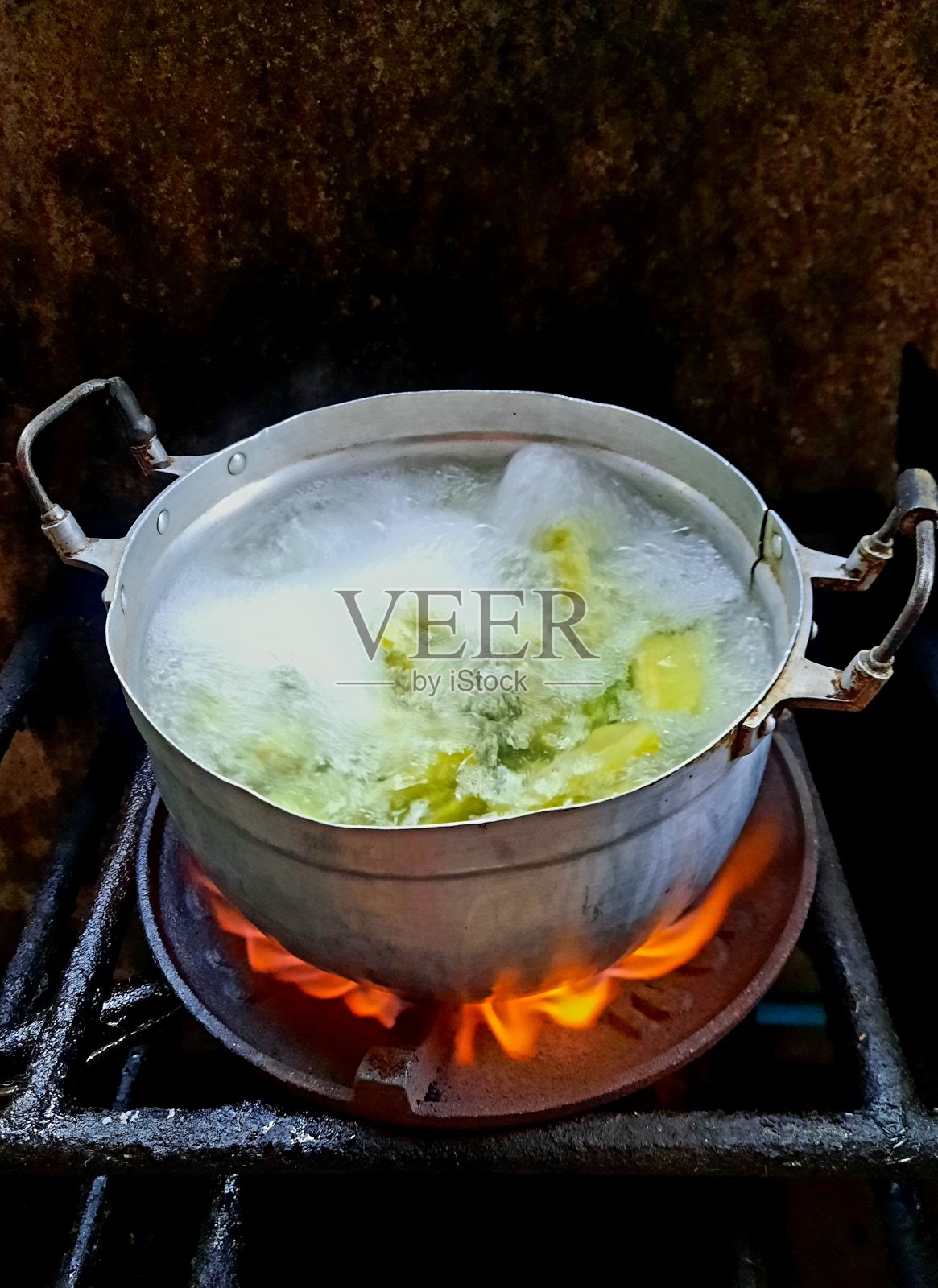 煮苦瓜菜锅在炉子上-食物准备。照片摄影图片