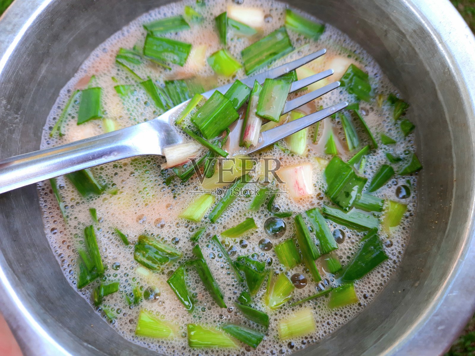 用大蒜做煎蛋卷-食物准备。照片摄影图片