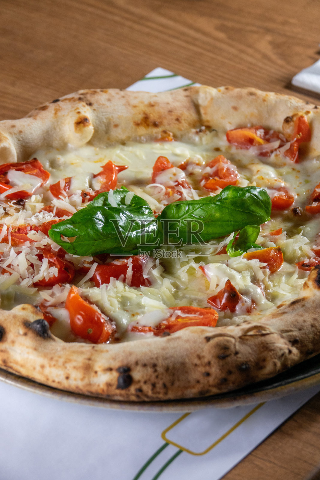 那不勒斯披萨放在桌上照片摄影图片