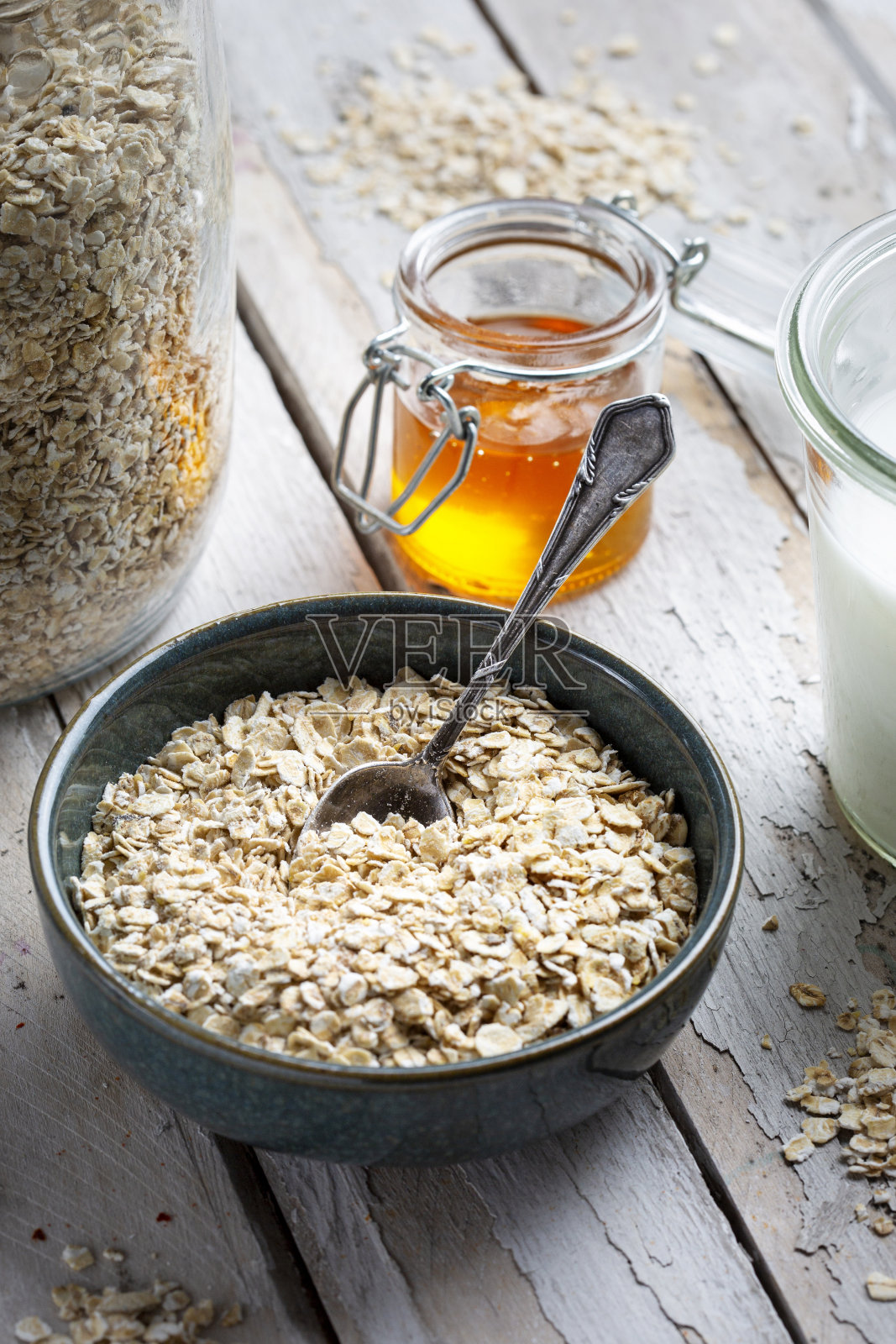 燕麦片，牛奶，蜂蜜和碗照片摄影图片