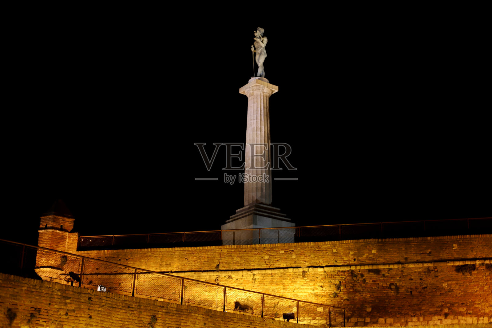 波贝德尼克纪念碑(维克多纪念碑)在贝尔格莱德要塞的夜晚，在塞尔维亚照片摄影图片