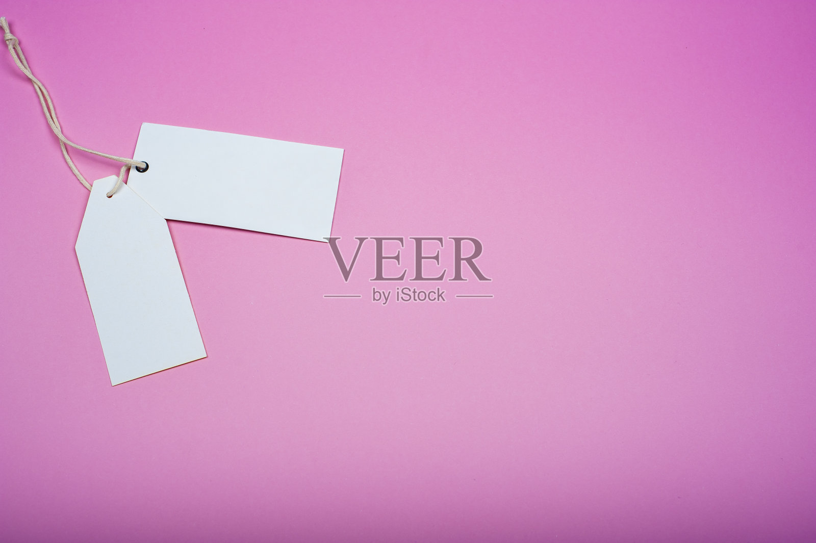 粉红色背景上空白价格标签模板的特写照片摄影图片
