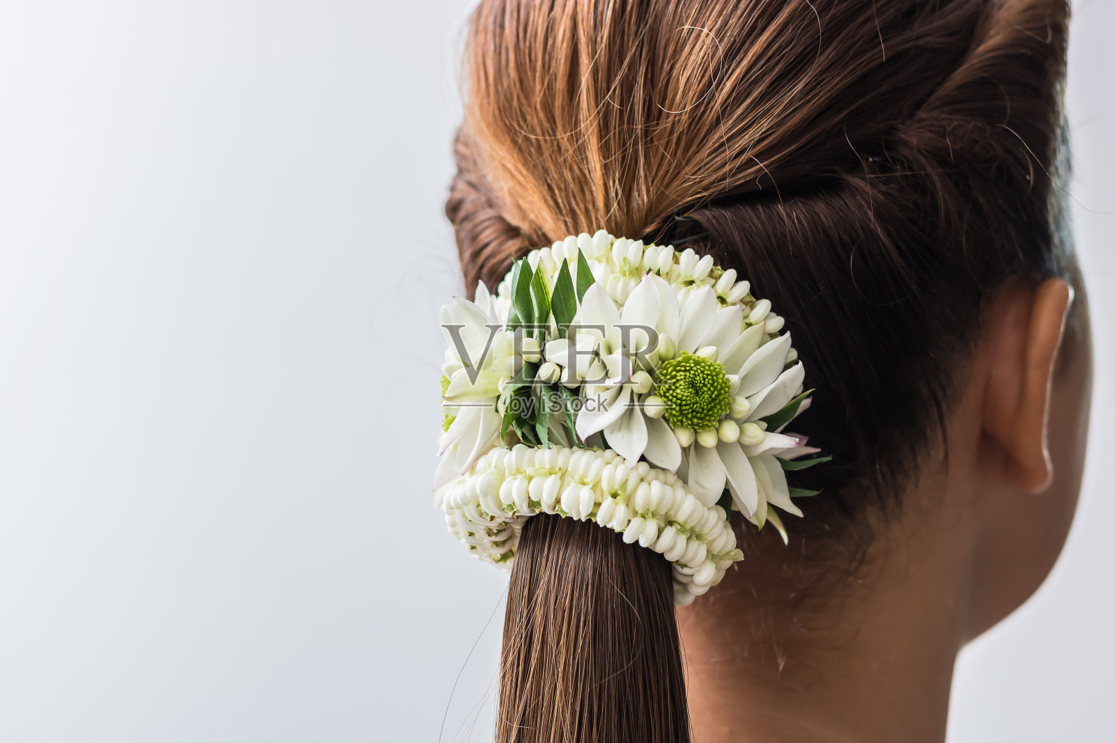 一个戴着花式发网的年轻女人的后背。照片摄影图片