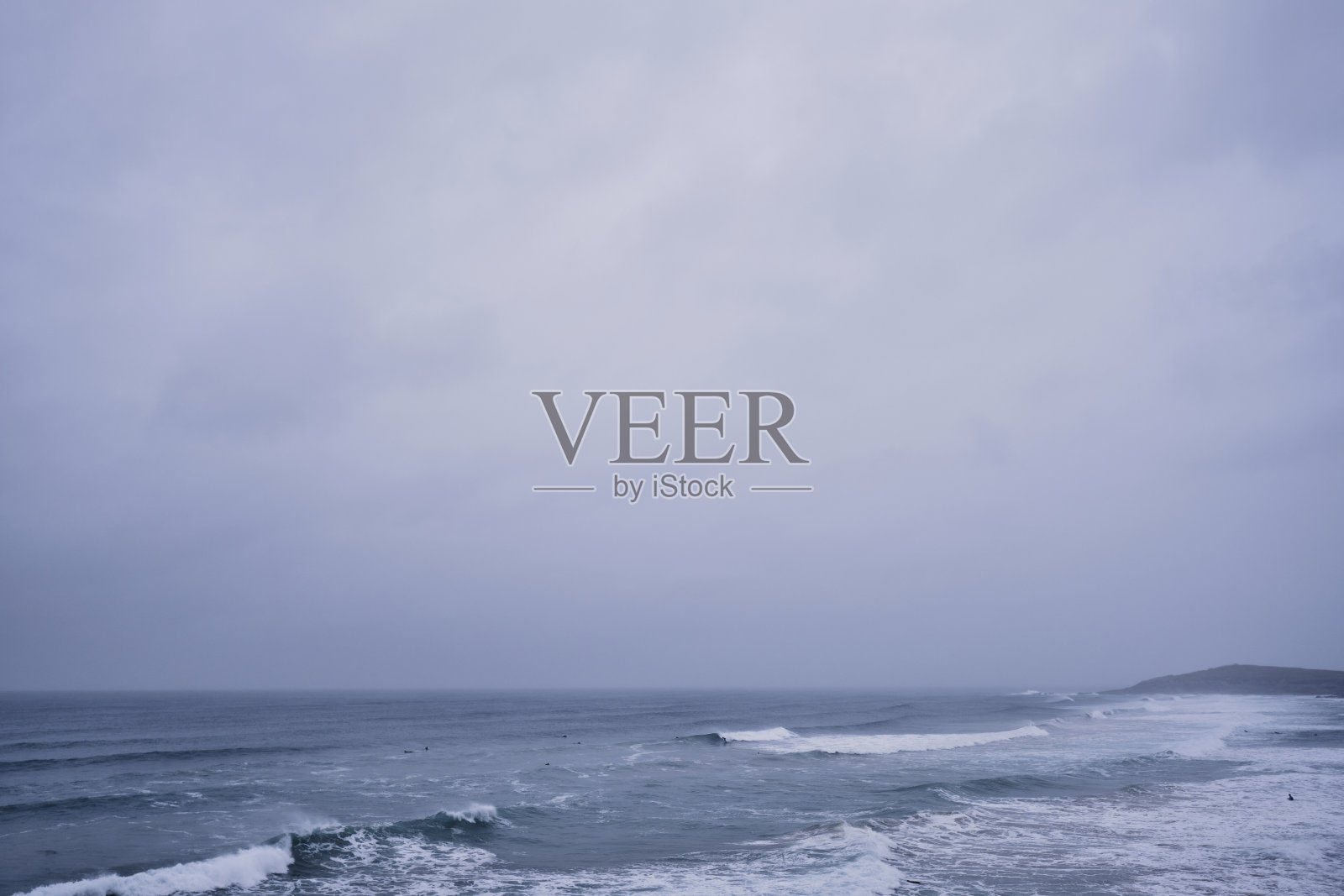 暴风雨的海洋在菲斯特尔海滩，纽基，康沃尔在一个恶劣的天气6月的一天。照片摄影图片