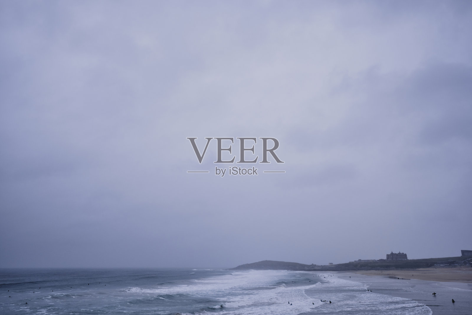 暴风雨的海洋在菲斯特尔海滩，纽基，康沃尔在一个恶劣的天气6月的一天。照片摄影图片