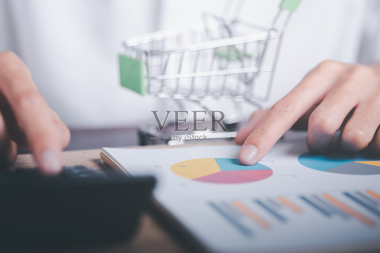 创业或小型企业企业家，检查业务增长报告，网上商店订单管理，网上购物，网上销售，中小企业，电子商务照片摄影图片