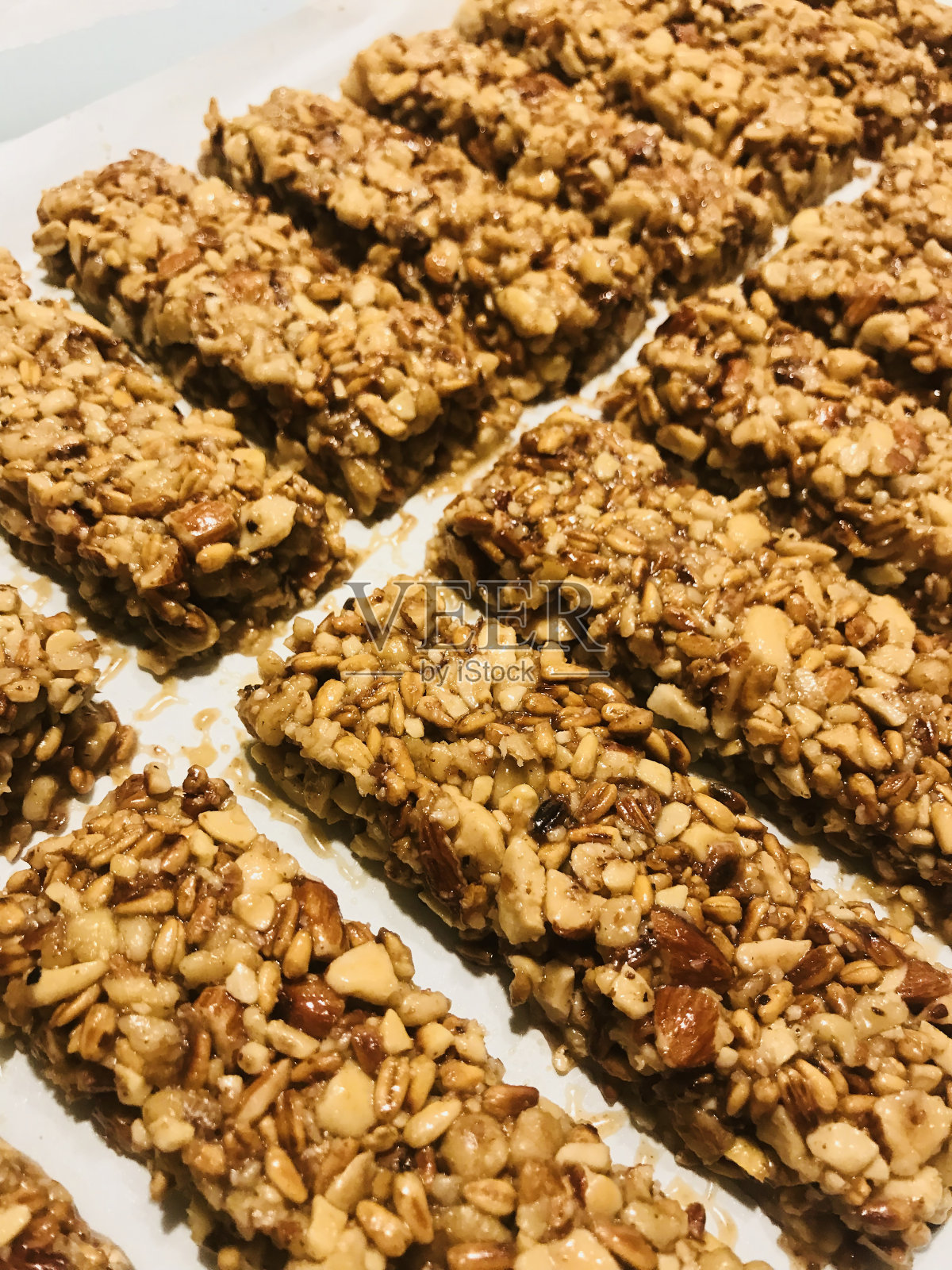 用杏仁、花生、坚果、燕麦和蜂蜜制作能量棒照片摄影图片