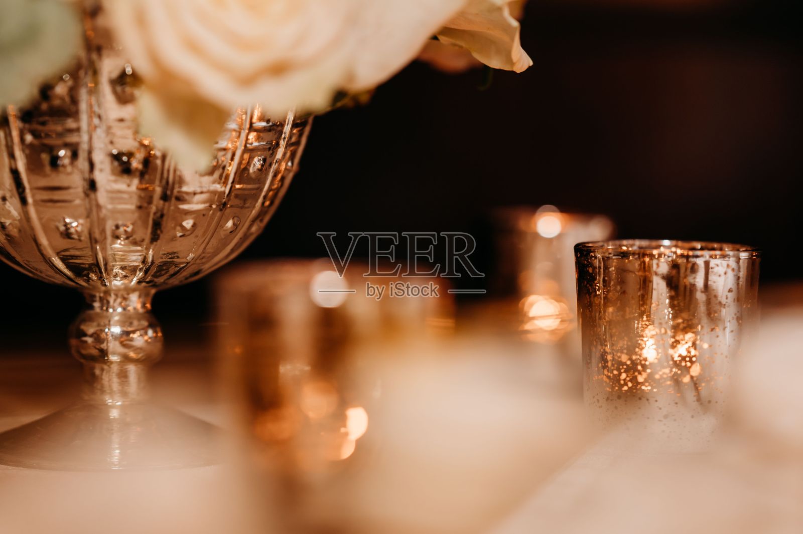 浅焦点镜头的一个装饰金花瓶和玻璃杯照片摄影图片