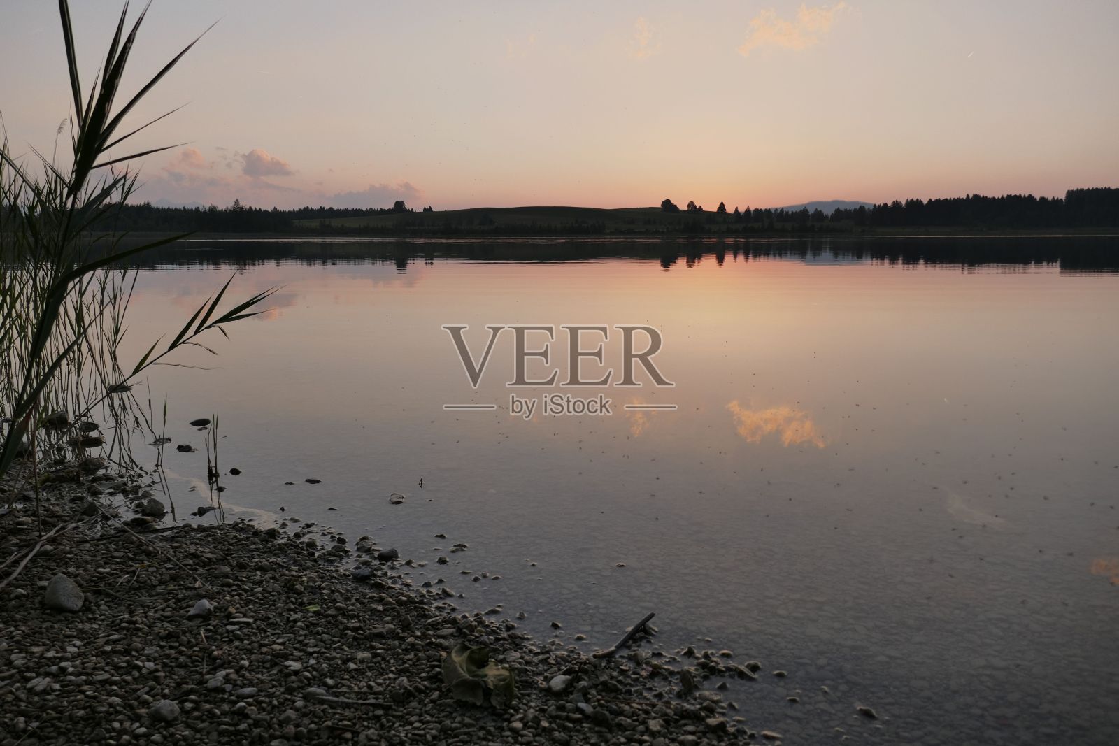 日落时平静的湖面照片摄影图片