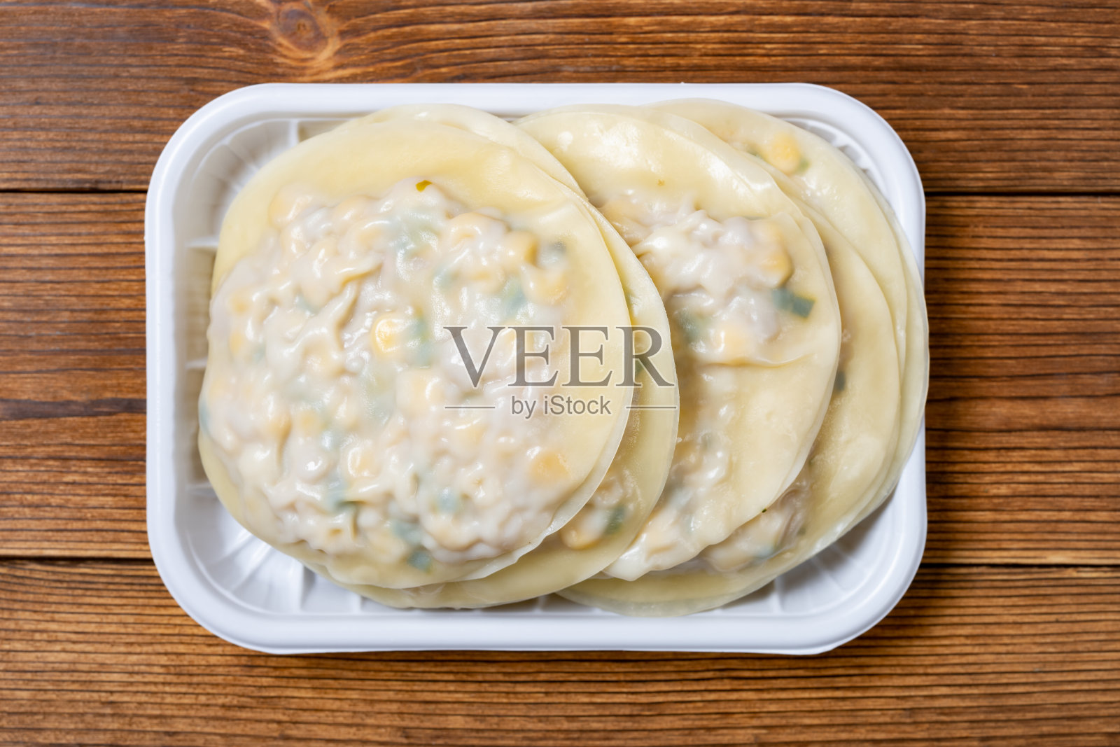 俯视图生玉米饼与猪肉照片摄影图片