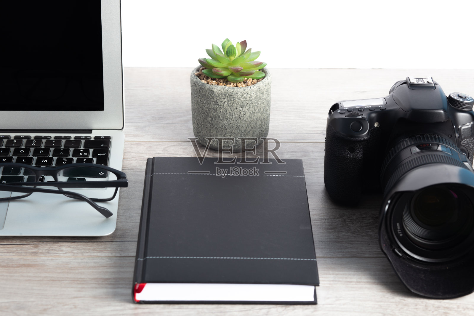 工作台上配有专业相机和笔记本电脑照片摄影图片
