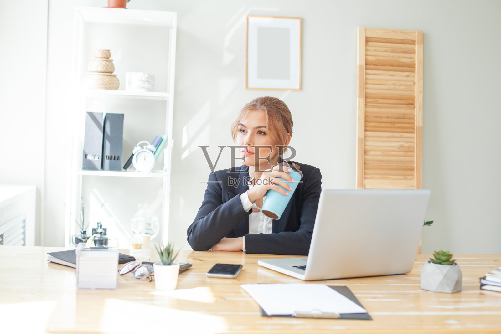商务女性在办公室思考、计划和喝咖啡照片摄影图片