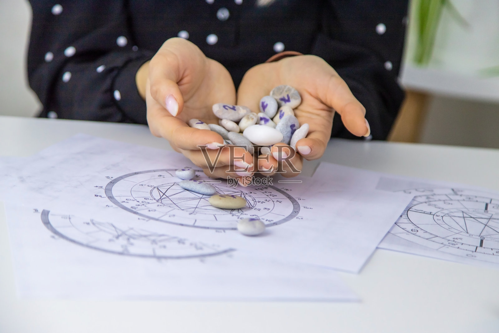 女数字命理家占星家计算数字。有选择性的重点。照片摄影图片