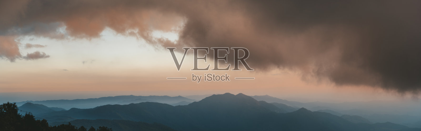 泰国茵他侬国家公园的黎明照片摄影图片