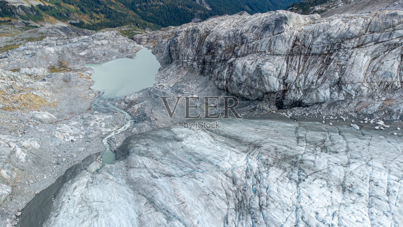 群山环绕的小高山湖泊的美丽景色照片摄影图片