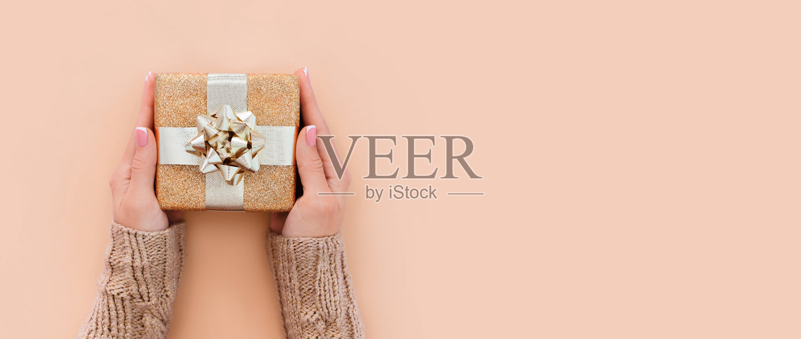 旗帜礼盒在女性手中的米色背景与文字的地方照片摄影图片