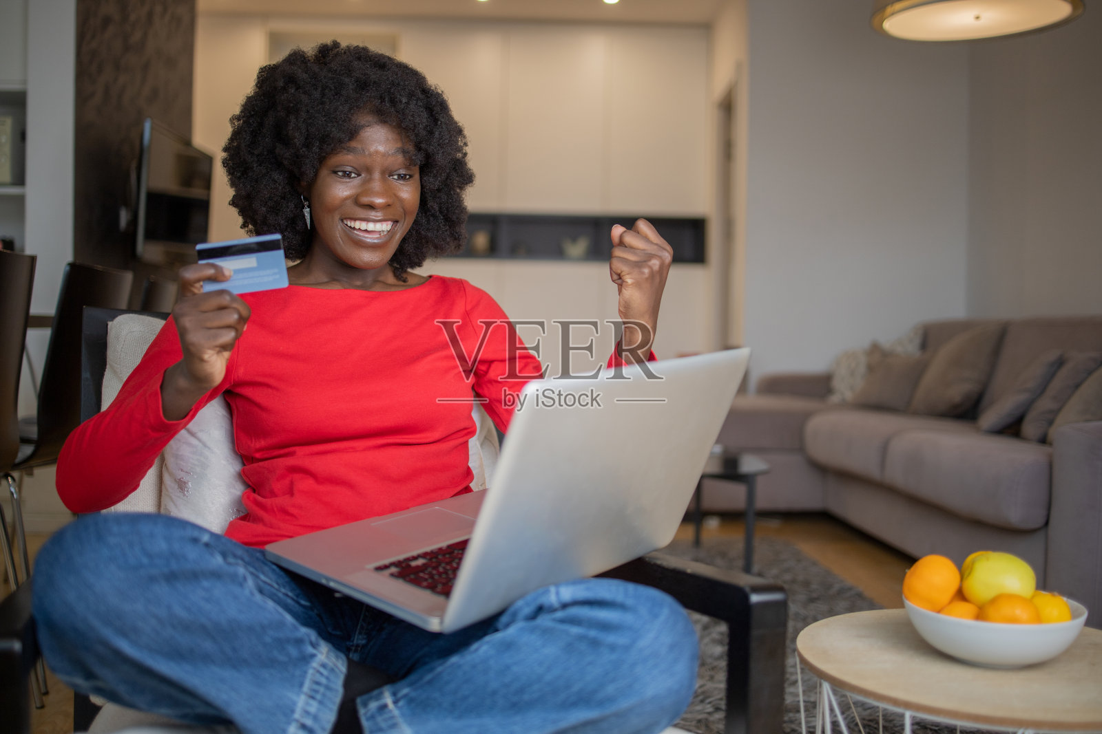 开朗的年轻女子在网上购物照片摄影图片
