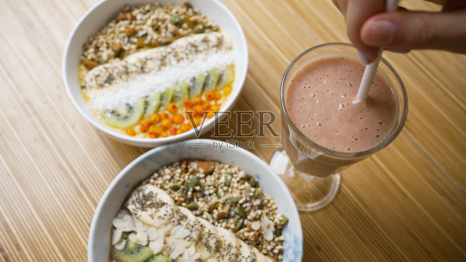 咖啡馆的桌子上放着甜的素食碗和水果奶昔照片摄影图片