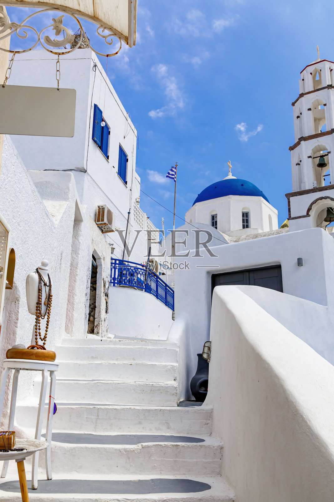 漫步在圣托里尼的街道上。传统的希腊白色房屋建筑。照片摄影图片