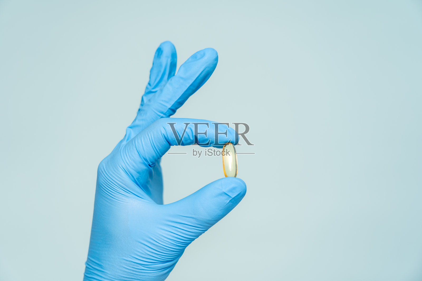 胶囊或药丸在医生或药剂师手中照片摄影图片