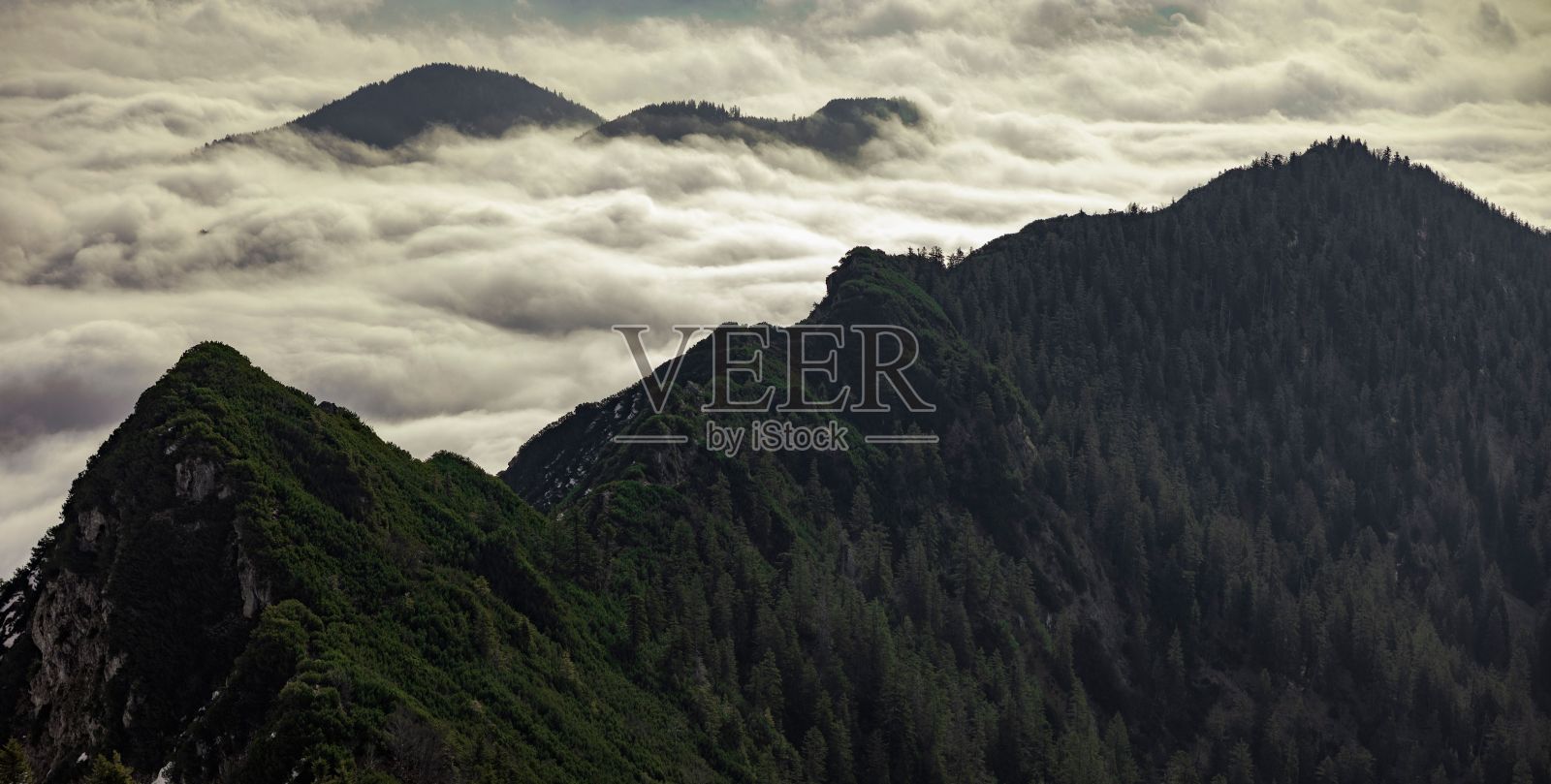 云雾缭绕的群山照片摄影图片