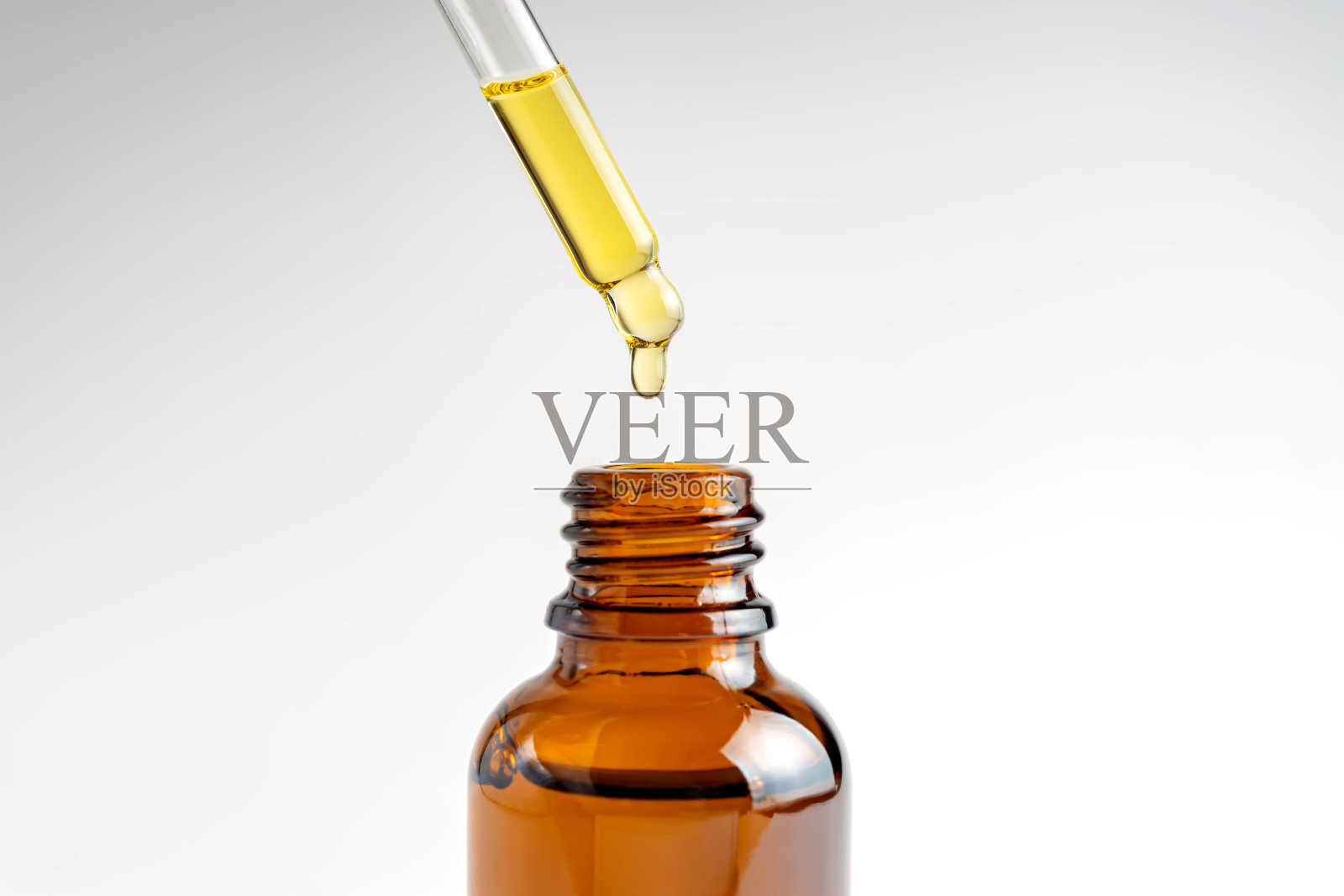 带油滴的移液器。滴液，精华液，血清，乳液。天然有机化妆品。身体护理的概念照片摄影图片
