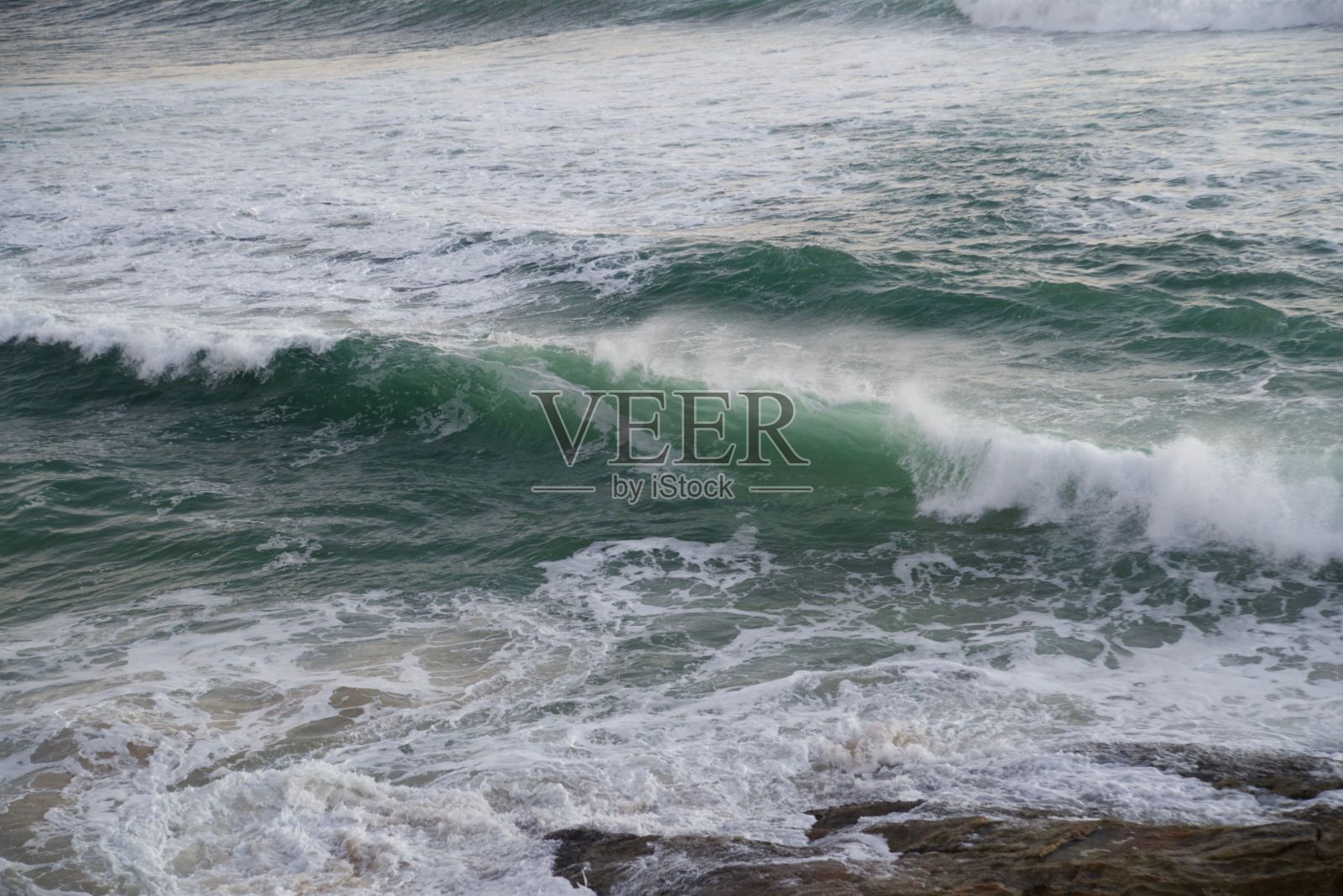 这是一个阳光明媚的日子里，美丽海洋的海浪特写镜头照片摄影图片