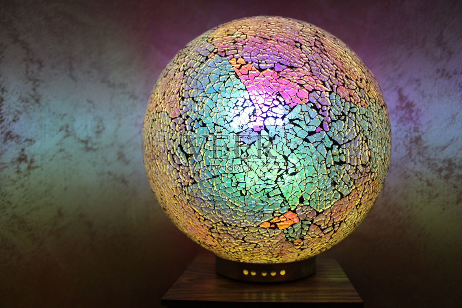 床头柜上明亮的球形台灯照片摄影图片