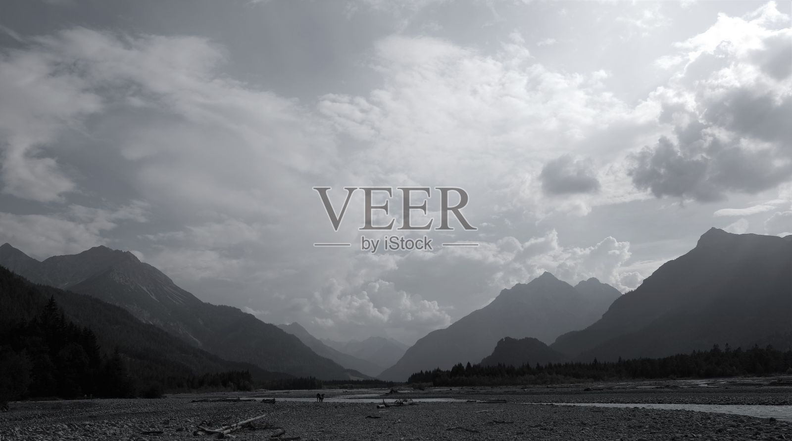 奥地利莱赫河的灰度图照片摄影图片