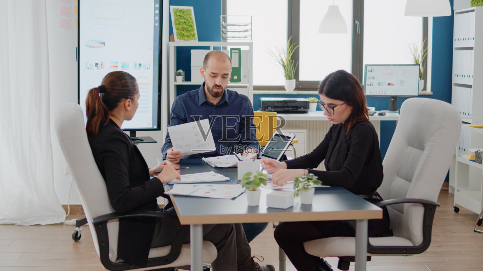 与同事进行项目图表演示的团队合作照片摄影图片
