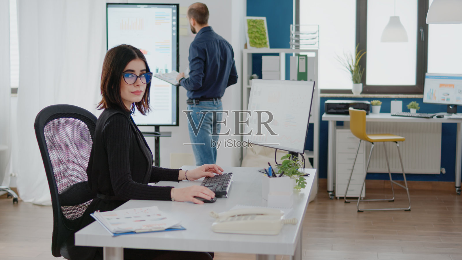 女商人用图表研究营销策略照片摄影图片